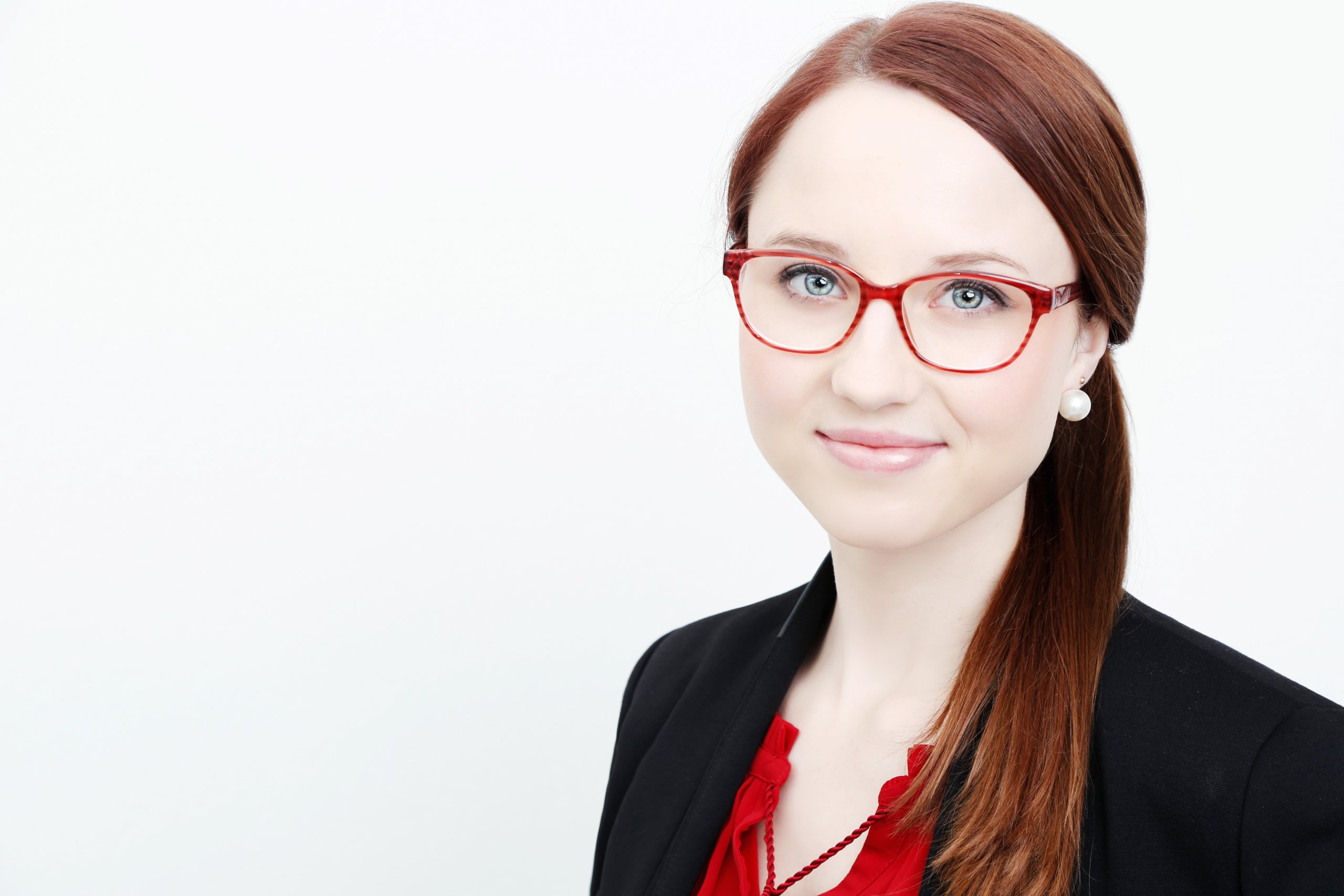 Professionelles Bewerbungsfoto einer Frau mit Brille für Bewerbung und LinkedIn in Hamburg
